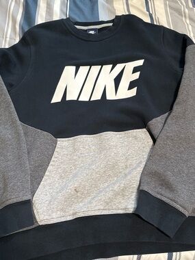 Nike Men’s Black & Gray Colorblock Crewneck Sweatshirt